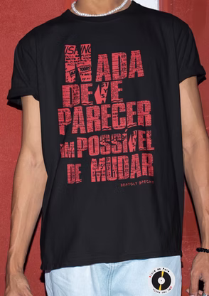 MODELO VESTE CAMISETA COM NOSSA ARTE HOMENAGEM